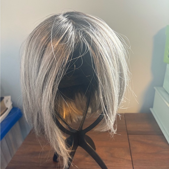 Heat Resistant Grey Women's Wig with Salt and Pepper Style - Picture 2 of 7